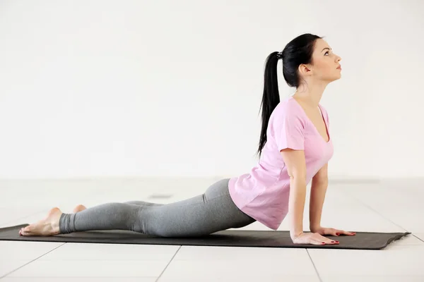 Frau macht Yoga-Übungen im Fitnessstudio — Stockfoto