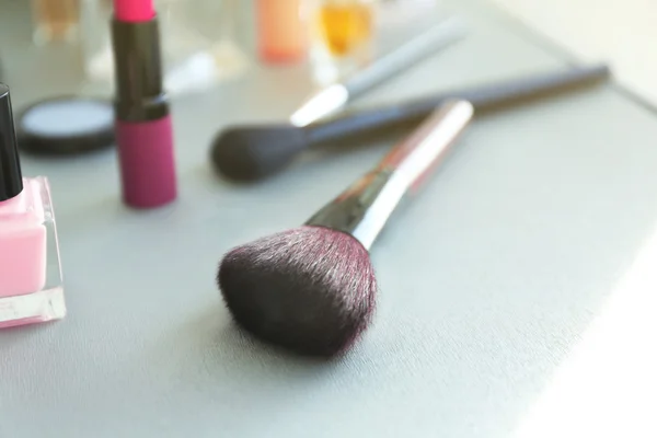 Cepillo de maquillaje con cosméticos —  Fotos de Stock