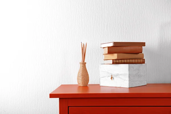 Intérieur de la chambre avec commode rouge — Photo