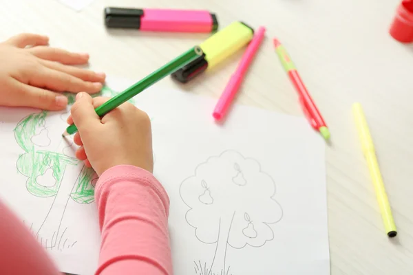 Child drawing tree — Stock Photo, Image