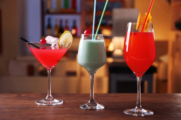 Glasses of cocktails on bar — Stock Photo, Image