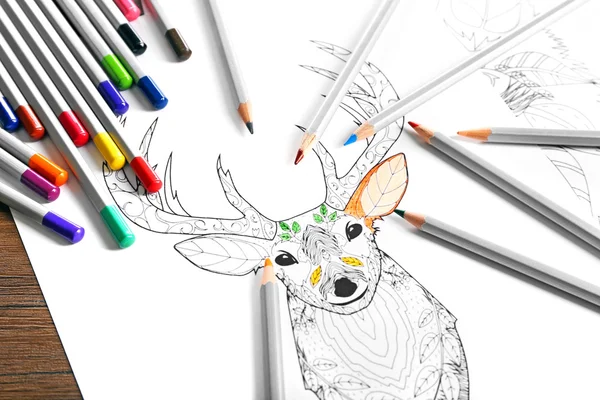 Coloriage des cerfs avec crayons — Photo