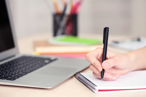 Woman making notes — Stock Photo, Image