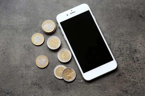 Telefone inteligente com moedas — Fotografia de Stock