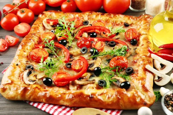 Frisch gemachte Pizza — Stockfoto