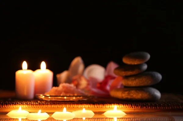 Natura morta termale con pietre, candele e fiori — Foto Stock