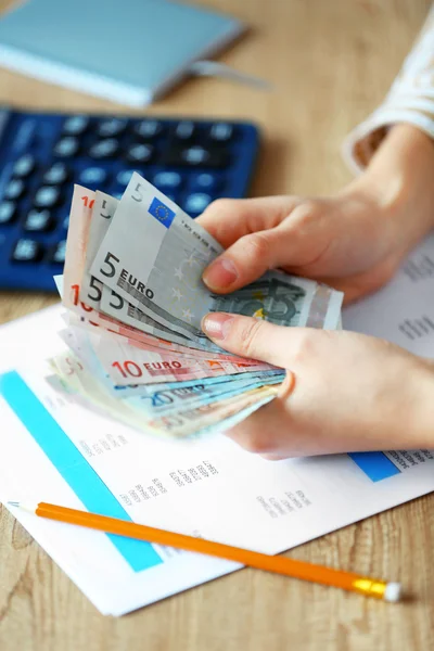 Woman counting money — Stock Photo, Image