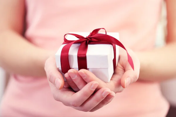 Mani femminili in possesso di giftbox — Foto Stock