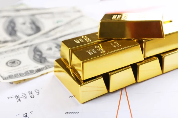 Goldbarren mit Dollarnoten — Stockfoto