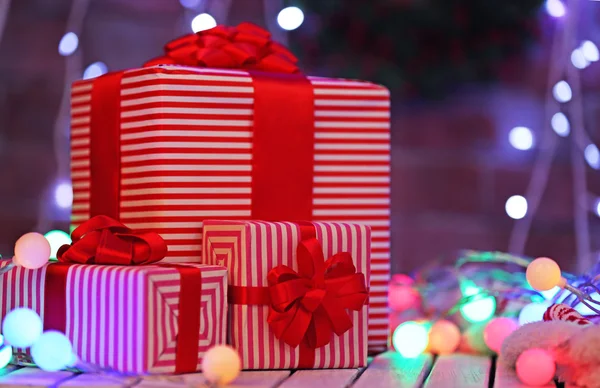 Scatole regalo di Natale e luci — Foto Stock