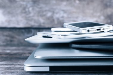 Farklı elektronik becerikli alet yığını