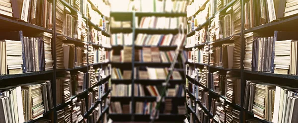 Boekenkasten van de bibliotheek met boeken — Stockfoto