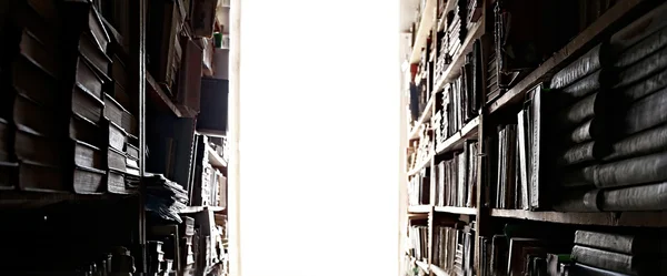 Bücherregale mit Büchern — Stockfoto