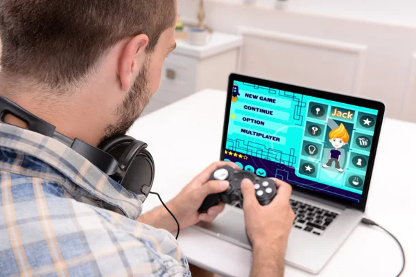 Mann spielt Computerspiele — Stockfoto