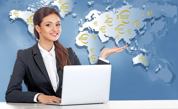 Senhora de negócios com laptop no mapa do mundo — Fotografia de Stock