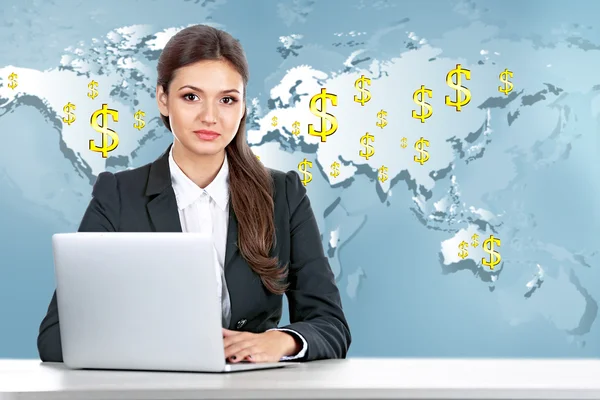 Obchodní lady s notebookem na mapě světa — Stock fotografie