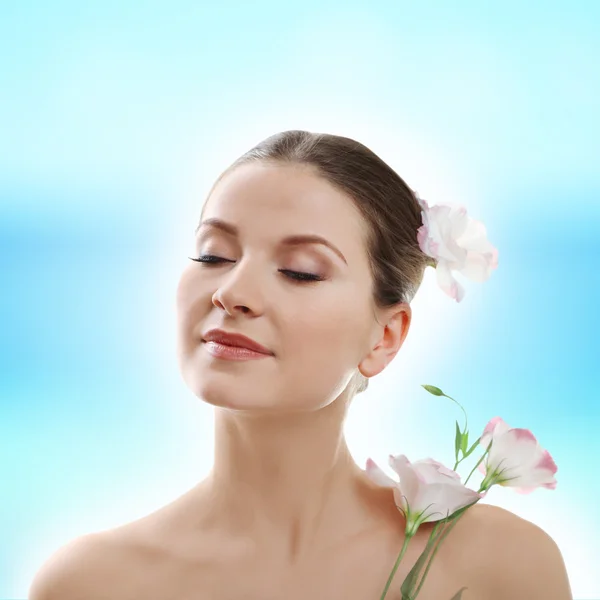 Mooie vrouw genieten van met bloemen — Stockfoto