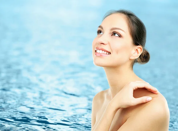 Hermosa mujer sobre fondo natural — Foto de Stock