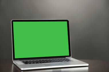 Tablo üzerinde modern dizüstü bilgisayar