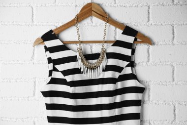 Kolye askısı duvar üzerinde