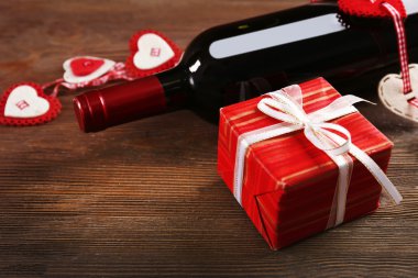 şarap şişesi ve hediye kutusu