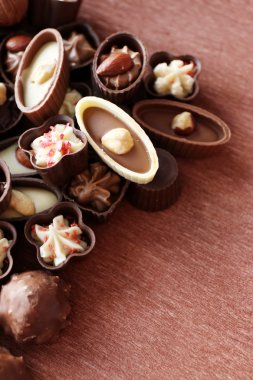 Ahşap arka plan üzerinde meze çikolata şekerleme