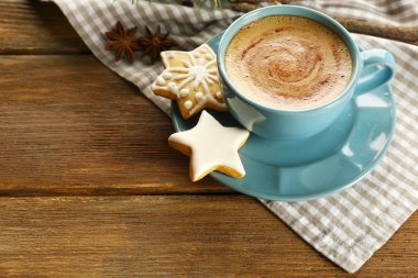 Kahve yıldız ile bisküvi ve peçete üzerinde Noel ağaç dalı şeklinde