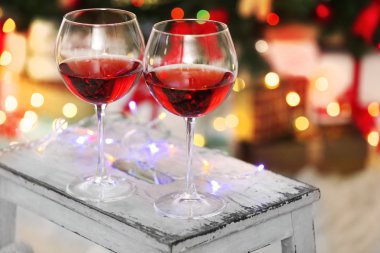 İki bardak kırmızı şarap Noel dekorasyon zemin üzerine