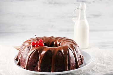Bir şişe süt bir tablo ile çikolatalı kek