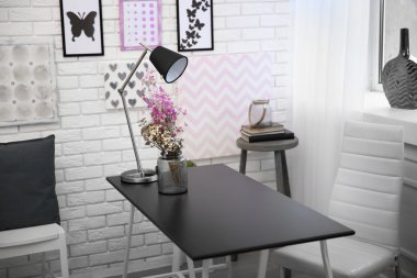 Modern yemek odası.  