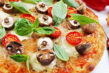 Lezzetli pizza ve beyaz arka plan üzerinde taze sebze kapat