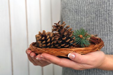 Hasır sepet koniler ile tutan kadın