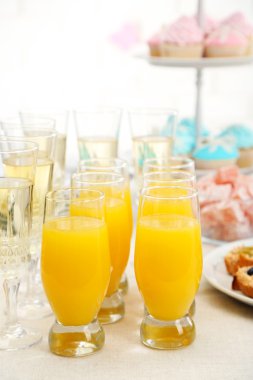 Dizi soğuk aperatifler, kanepe, içecekler ve tatlı, portre