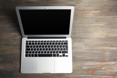 Ahşap arka plan açık bir gümüş laptop