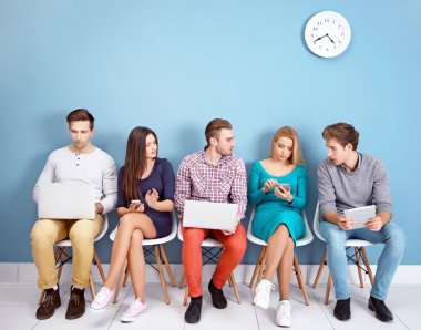 İnsanlar sandalyede oturuyor.