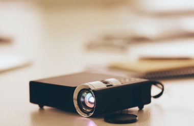 Masa lambası, siyah projektörde yakın çekim