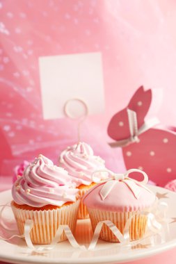 Birkaç lezzetli kek süslemeleri üzerinde pembe bir arka plan ile