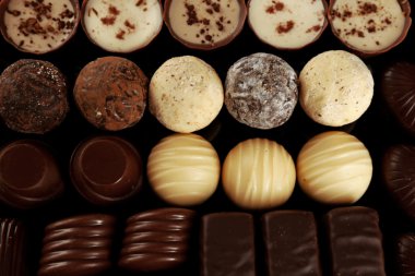 Siyah zemin üzerine çeşitli çikolata şekerleme yakın çekim