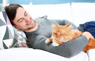 adam ile kabarık kedi 