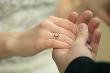 Gelin ve damat el ele tutuşuyorlar.