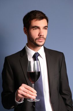 Kırmızı şarap ile takım elbiseli adam