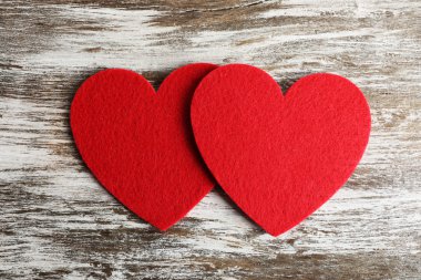 Kırmızı kalpler keçe 