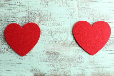 Kırmızı kalpler keçe 