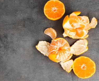 Karanlık metal masa üzerinde taze mandalina ile kase, yakın çekim