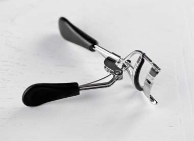 Kirpik kıvırıcı siyah kulplu