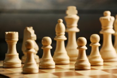 Satranç taşları ve oyun tahtası 