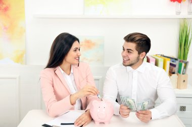 Çift el kumbara holding