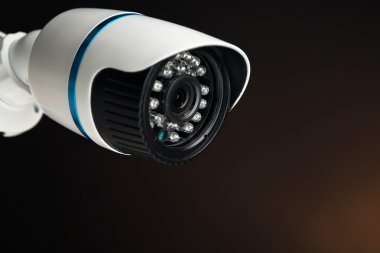 Koyu sarı arka plan, closeup güvenlik Cctv kamera