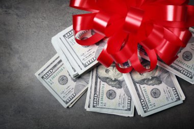 Fiyonklu hediye olarak dolar yığını 