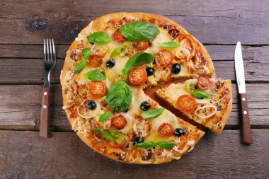 Lezzetli taze pizza üzerinde ahşap masa, üstten görünüm